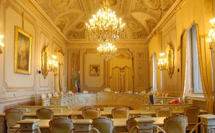 Secondo la Consulta è obbligatoria la reintegra nel posto di lavoro se il fatto posto a fondamento d’un licenziamento economico è manifestamente insussistente